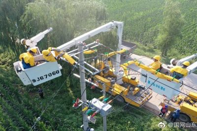 在10千伏無鹽線新城支線55號(hào)桿安裝分段開關(guān)作業(yè)現(xiàn)場開展帶電作業(yè)