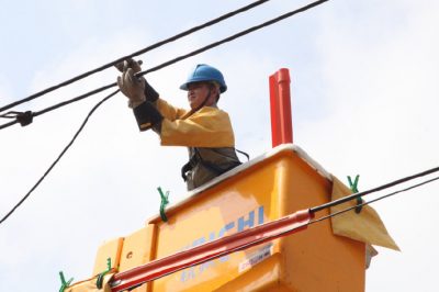 帶電作業(yè)班對安陸南城10千伏金溝線，城區(qū)碧霞一、二回線路開展帶電接火