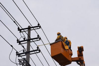 在10千伏泰薛線、造紙線雙回線路開展帶電作業(yè)