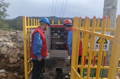 旅游景區(qū)竇王嶺對內部設備、供電線路、配電室進行仔細檢查