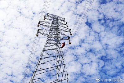 在110千伏上林送出工程D18、D19號(hào)段進(jìn)行附件安裝