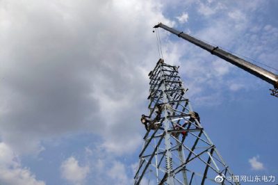 開展上林110千伏線路工程A2號、A6號、B7號鐵塔組立