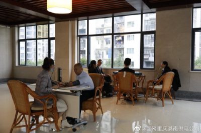 國(guó)網(wǎng)重慶綦南供電公司為公司職工開展健康咨詢活動(dòng)。 ????
