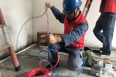 免費為貧困戶裝電表、鋪設安全的室內(nèi)電線