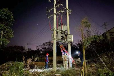 供電所組織人員上門(mén)查勘，搶修