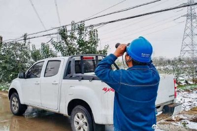可能造成輸電線路覆冰舞動(dòng)倒塔、斷線、設(shè)備污閃等事故