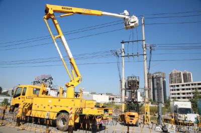 為王莊寨新增的3臺變壓器進行帶電接火作業(yè)