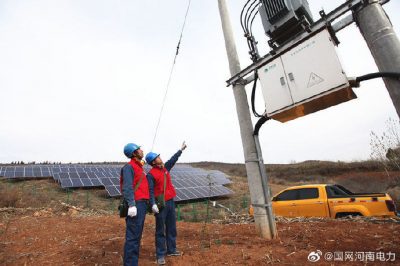 上門巡視檢查光伏發(fā)電線路、設(shè)備的運(yùn)行情況