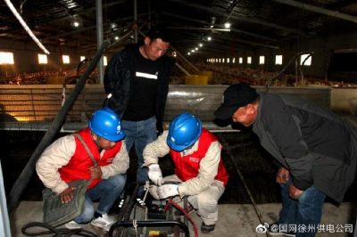 宣傳安全用電知識(shí)，現(xiàn)場講解漏電保護(hù)器、插座等常識(shí)
