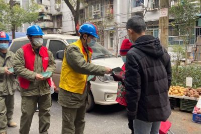 為社區(qū)孤寡老人普及用電安全知識(shí)、檢查用電安全