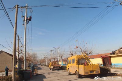 對(duì)10千伏昌西線(xiàn)全家?guī)X支線(xiàn)17號(hào)桿進(jìn)行令克、避雷器安裝