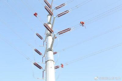 對(duì)新建線路進(jìn)行防震錘、間隔棒的安裝作業(yè)