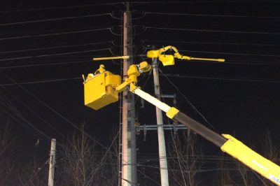 施展絕技帶電斷、接引流線恢復(fù)10千伏線路供電