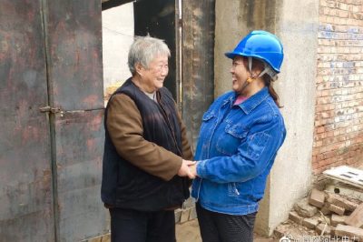 一邊幫助檢查室內(nèi)用電線路，消除用電隱患