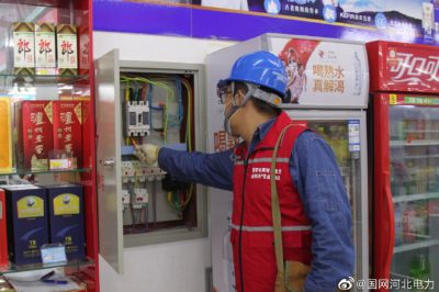 國網(wǎng)海興縣供電公司為村民檢查供暖設(shè)備，確保設(shè)備運行正常