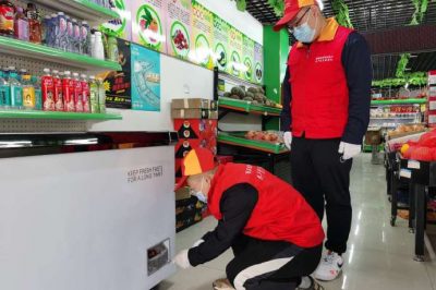 在轄區(qū)超市、門店進(jìn)行安全用電檢查