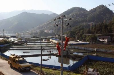 上門(mén)為魚(yú)庫(kù)檢查用電安全、供電線路、自備發(fā)電機(jī)等設(shè)備