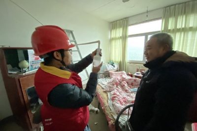 為山區(qū)孤寡老人、低保戶檢查家中用電線路，并現(xiàn)場(chǎng)講解安全用電知識(shí)