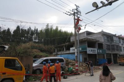 開展10千伏墩頭線電力聯(lián)絡(luò)線的立桿、放線和智能開關(guān)搭接施工