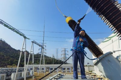 變電管理所檢修一班開(kāi)啟“逢停必清洗”防污閃工作