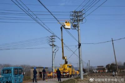 開展雄州變，龍池變，程橋變和長(zhǎng)城變開展帶電安裝護(hù)套工作